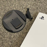 【PlayStation5】同梱のスタンド（ベース）の取り付け方 – 縦置きにも横置きにも対応。装着はほぼ必須！ただし縦置きは要注意かも…