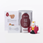 【抽選販売】無印良品の「2026 福缶」を購入する方法 – 縁起物に2,026円分のギフトカードが同梱された無印の福袋